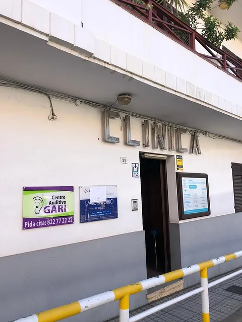 Centro Auditivo Gari personas en el exterior de la empresa